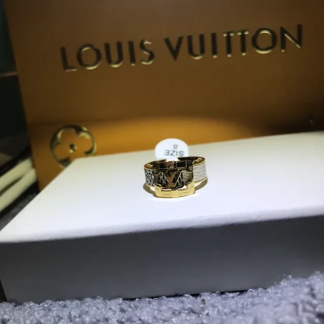 Louis Vuitton Anel Couro Texturizado Preto Fivela Dourada LV Monograma Front 4