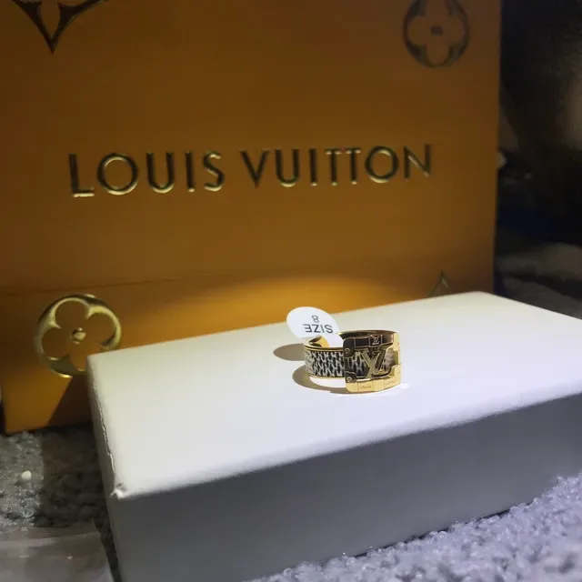 Louis Vuitton Anel Couro Texturizado Preto Fivela Dourada LV Monograma Front 5