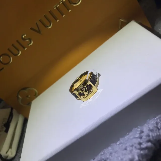Louis Vuitton Anel Couro Texturizado Preto Fivela Dourada LV Monograma Front 6