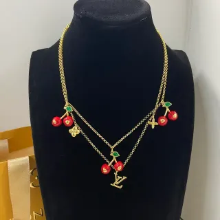 Colar Louis Vuitton Cherry Charm Dourado em Camadas