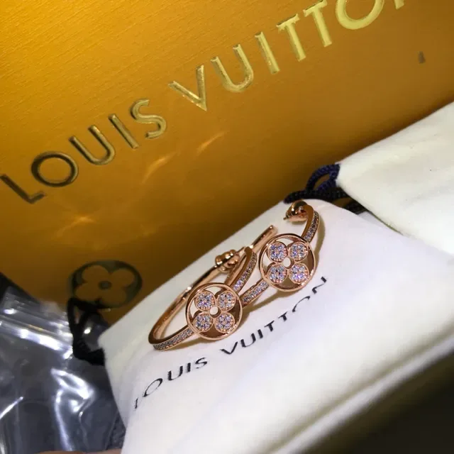 حلقات Louis Vuitton Floral Quatrefoil Pavé 2