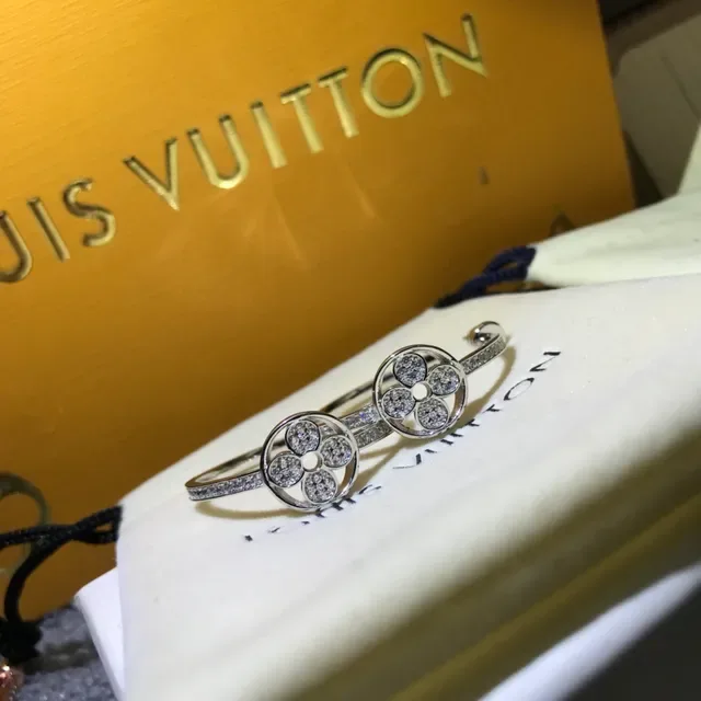 حلقات Louis Vuitton Floral Quatrefoil Pavé 4