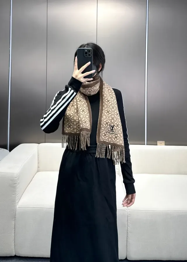 Louis Vuitton জ্যামেট্রিক মনোগ্রাম জ্যাকার্ড বেইজ এবং বাদামী ক্যাশমিয়ার স্কার্ফ 2
