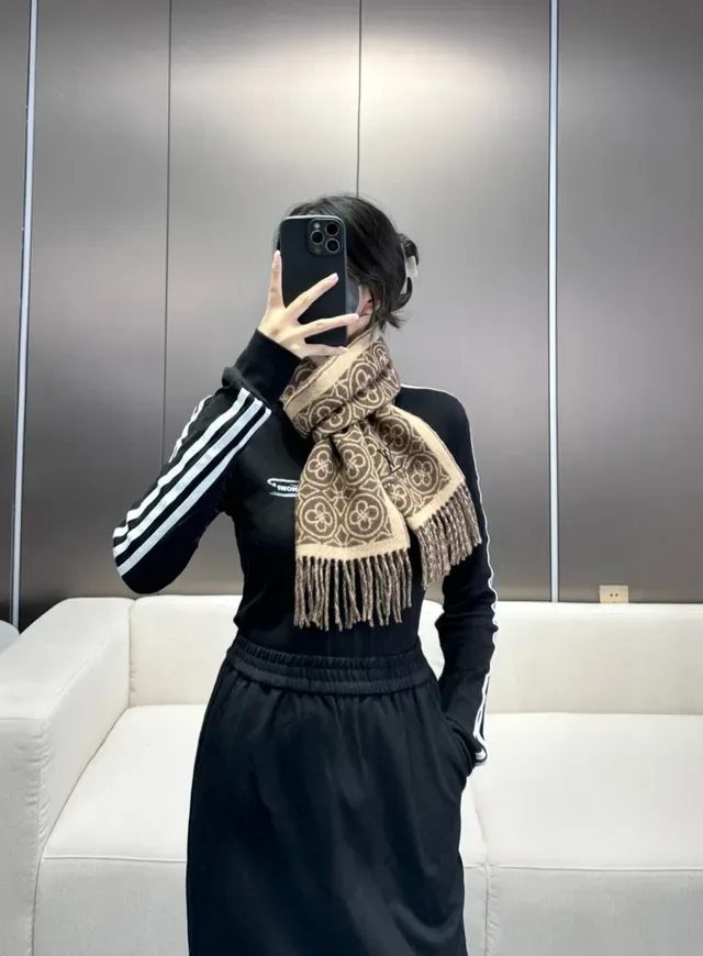 Louis Vuitton জ্যামেট্রিক মনোগ্রাম জ্যাকার্ড বেইজ এবং বাদামী ক্যাশমিয়ার স্কার্ফ 3
