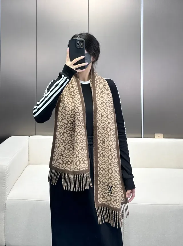 Louis Vuitton জ্যামেট্রিক মনোগ্রাম জ্যাকার্ড বেইজ এবং বাদামী ক্যাশমিয়ার স্কার্ফ 4