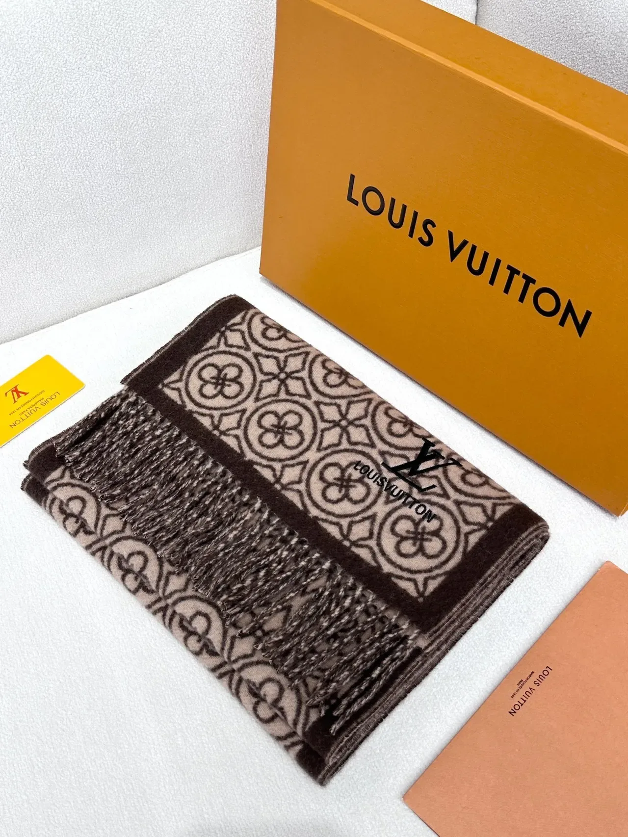 Louis Vuitton জ্যামেট্রিক মনোগ্রাম জ্যাকার্ড বেইজ এবং বাদামী ক্যাশমিয়ার স্কার্ফ 6