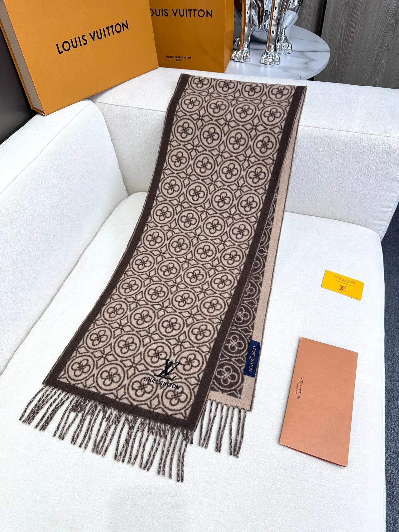 Louis Vuitton জ্যামেট্রিক মনোগ্রাম জ্যাকার্ড বেইজ এবং বাদামী ক্যাশমিয়ার স্কার্ফ 7