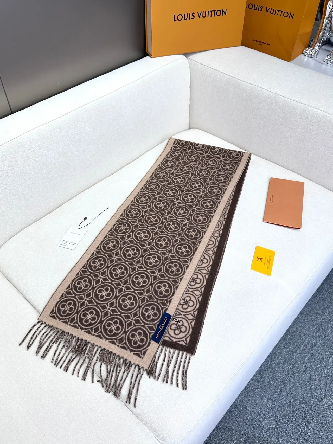 Louis Vuitton জ্যামেট্রিক মনোগ্রাম জ্যাকার্ড বেইজ এবং বাদামী ক্যাশমিয়ার স্কার্ফ 8