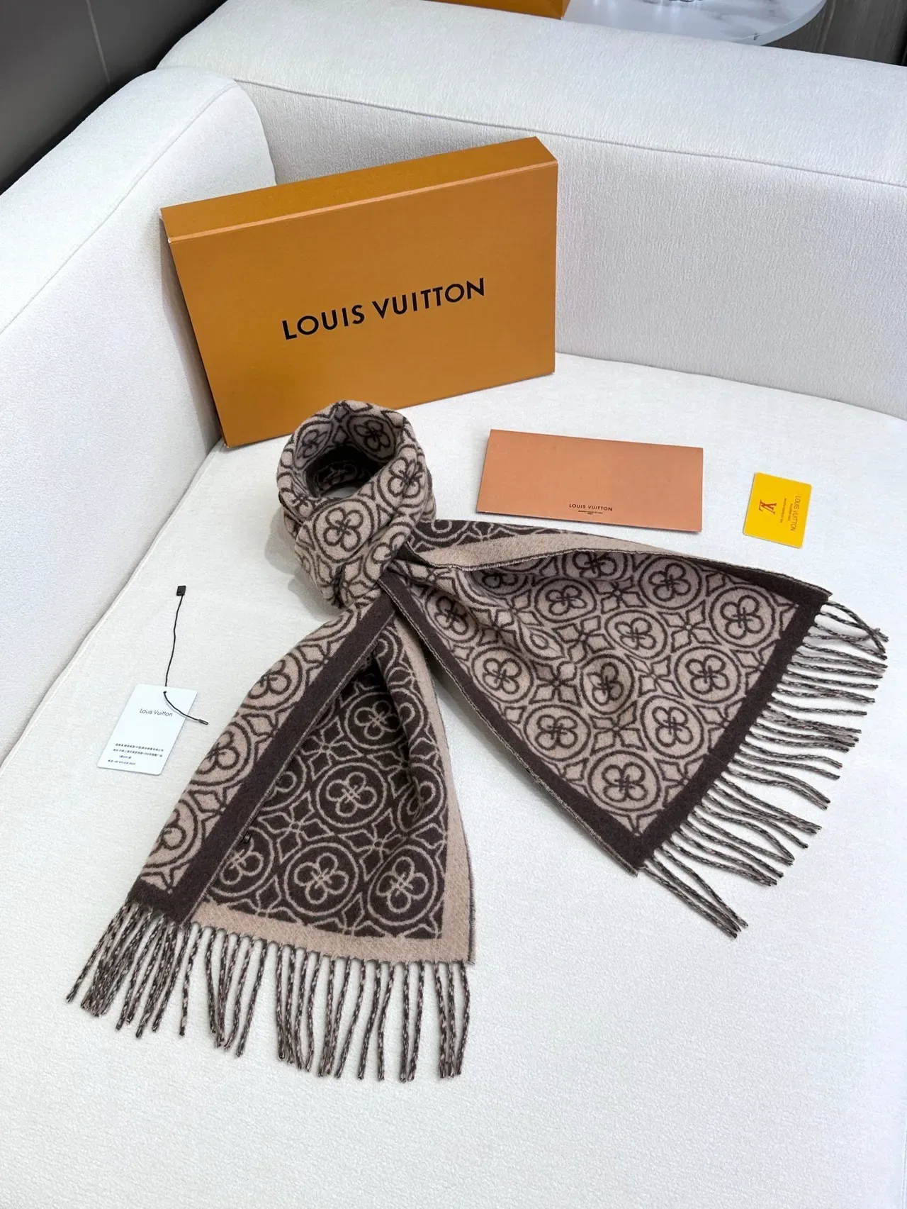Louis Vuitton জ্যামেট্রিক মনোগ্রাম জ্যাকার্ড বেইজ এবং বাদামী ক্যাশমিয়ার স্কার্ফ 9