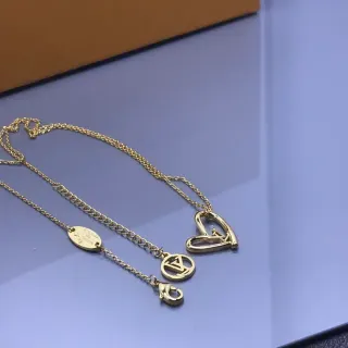 Colar LV Heart e Monogram Disc de Louis Vuitton em tom dourado