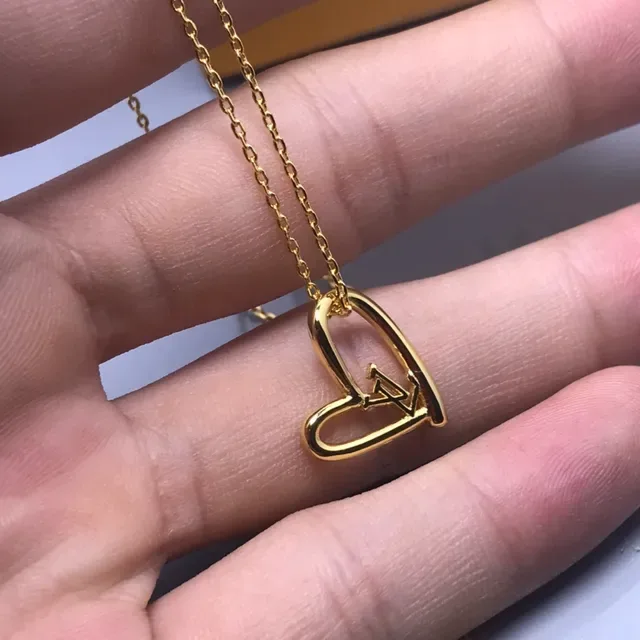 Colar LV Heart e Monogram Disc de Louis Vuitton em tom dourado 3