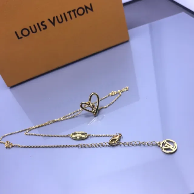Colar LV Heart e Monogram Disc de Louis Vuitton em tom dourado 4