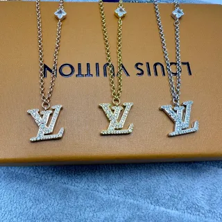 Louis Vuitton আইকনিক মোনোগ্রাম পেন্ডেন্ট সোনার রূপালী Pavé-Crystal Square-Cut Accent মালা