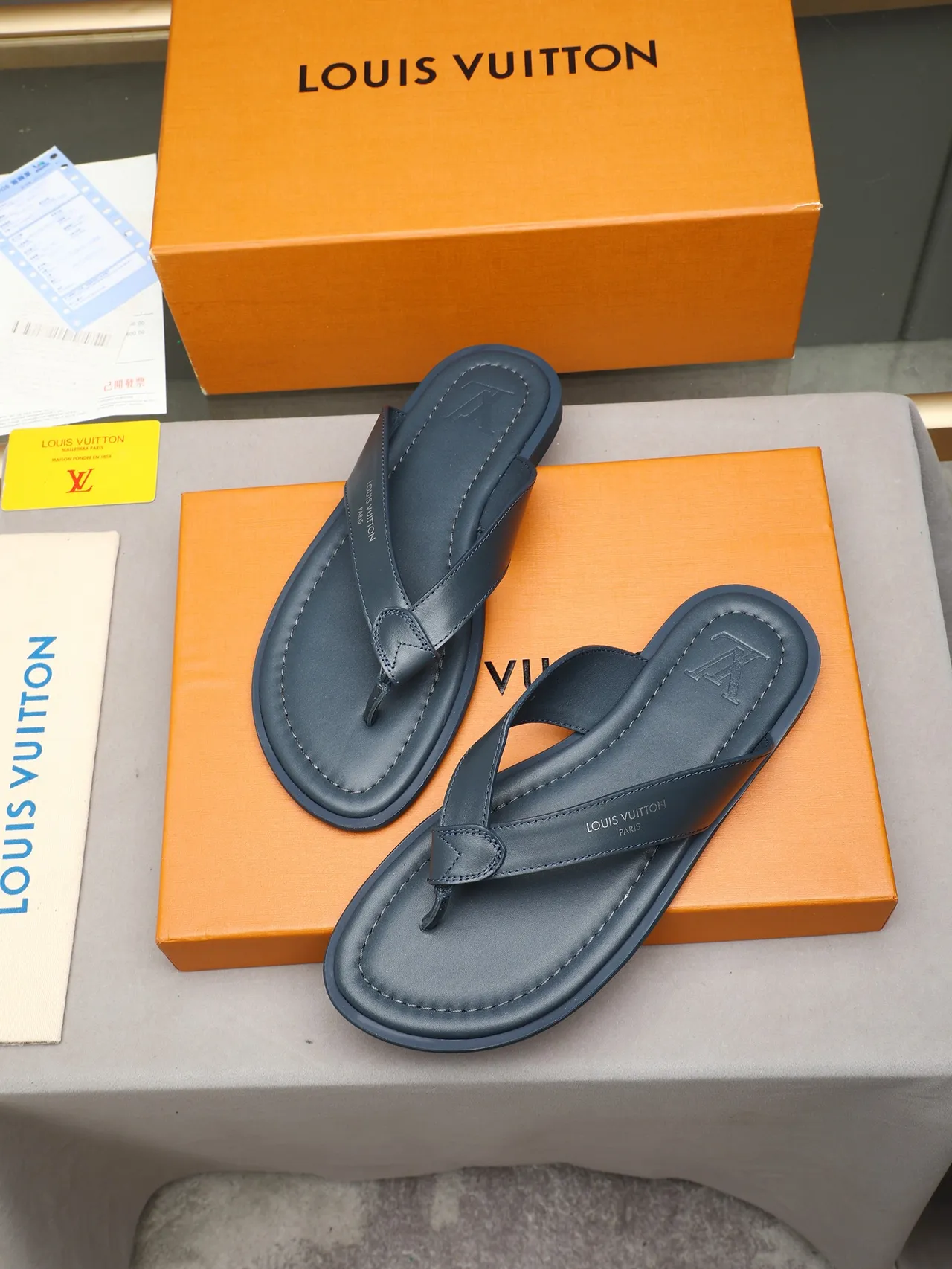 Louis Vuitton tongs en cuir 4