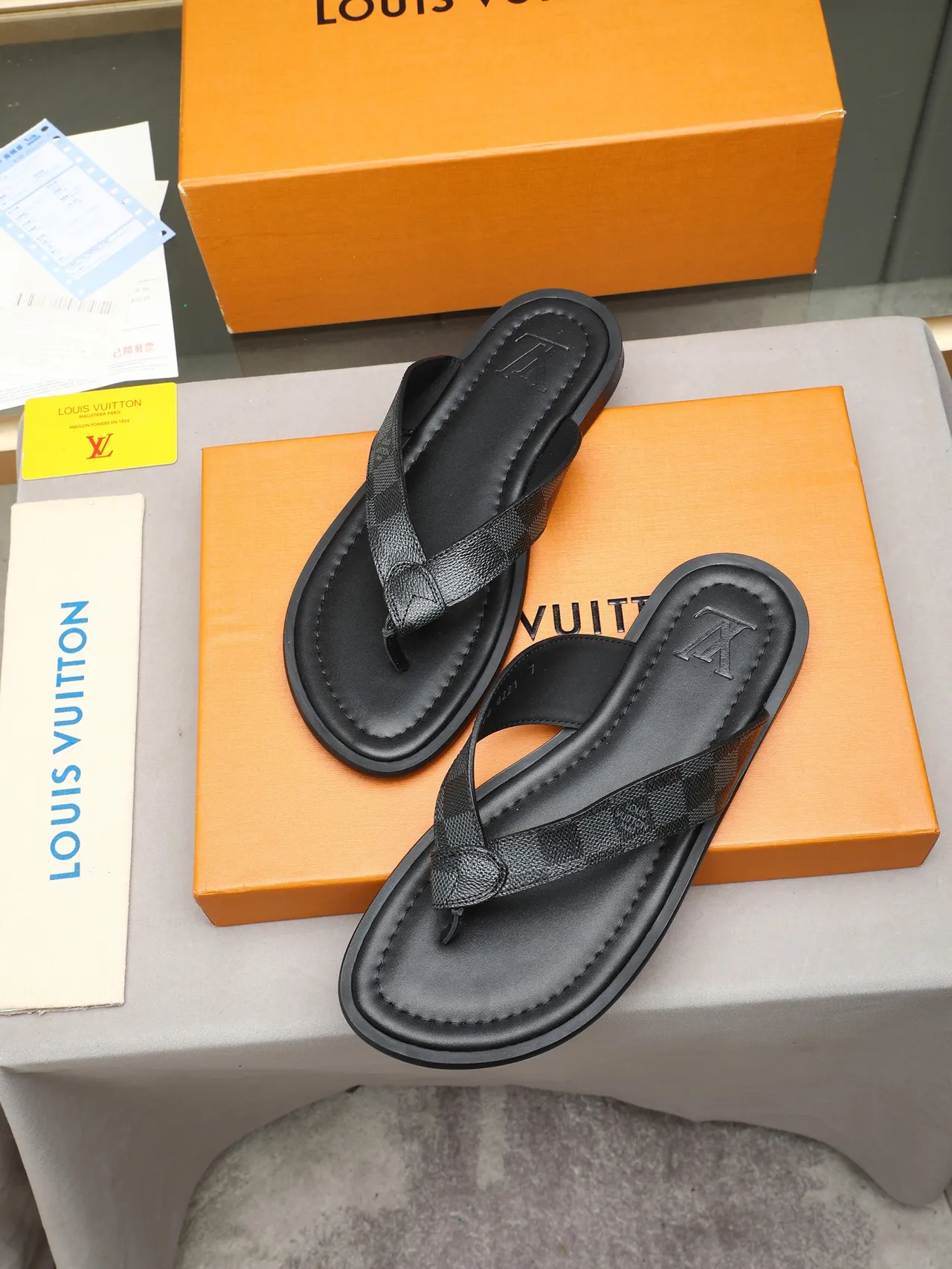 Louis Vuitton tongs en cuir 6