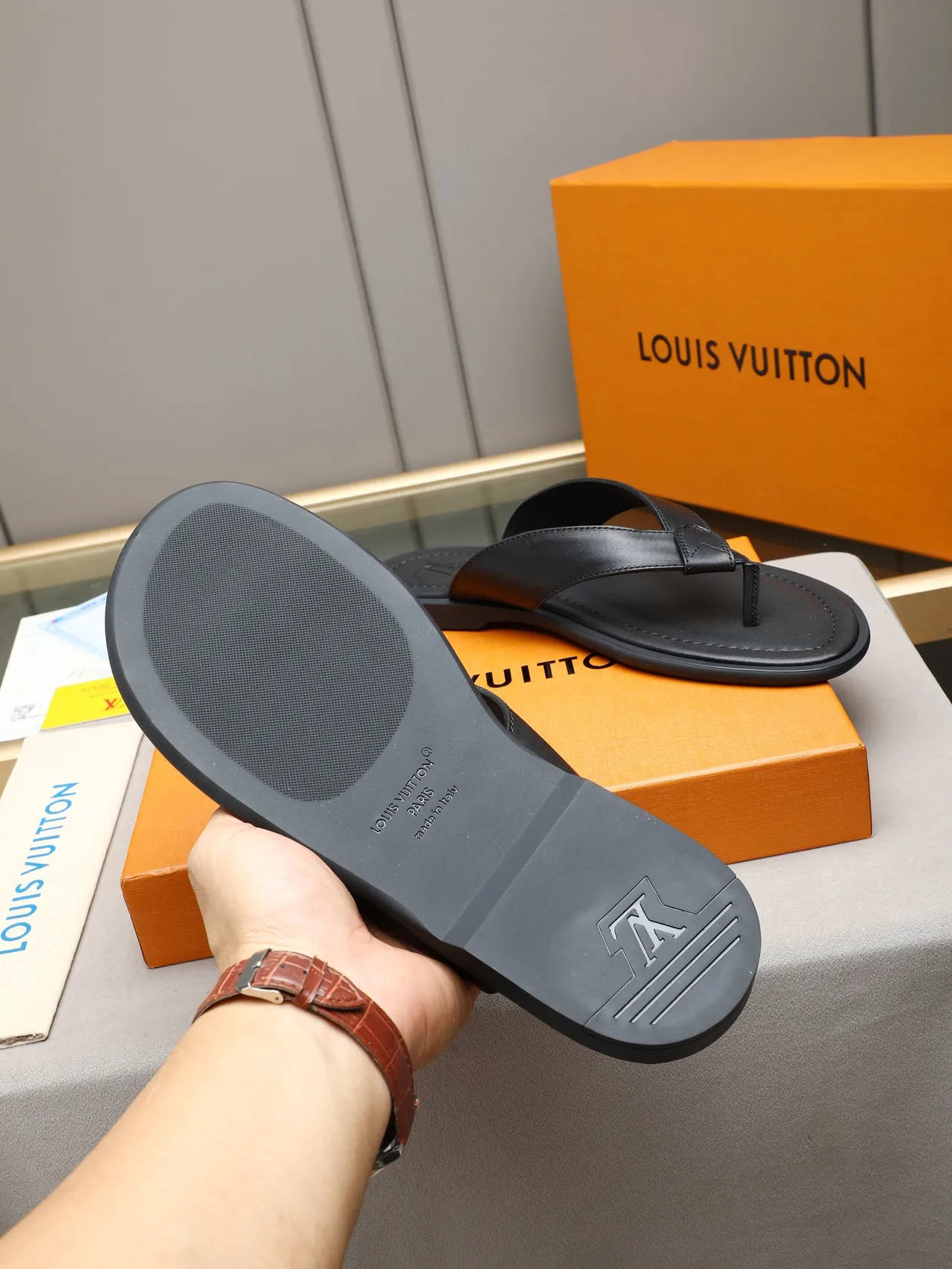 Louis Vuitton tongs en cuir 7