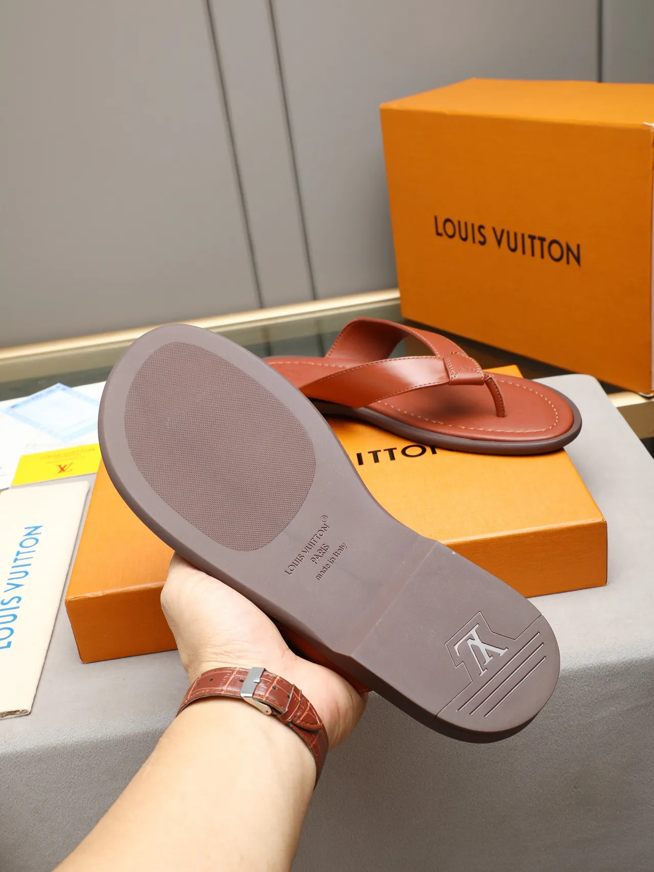 Louis Vuitton tongs en cuir 8