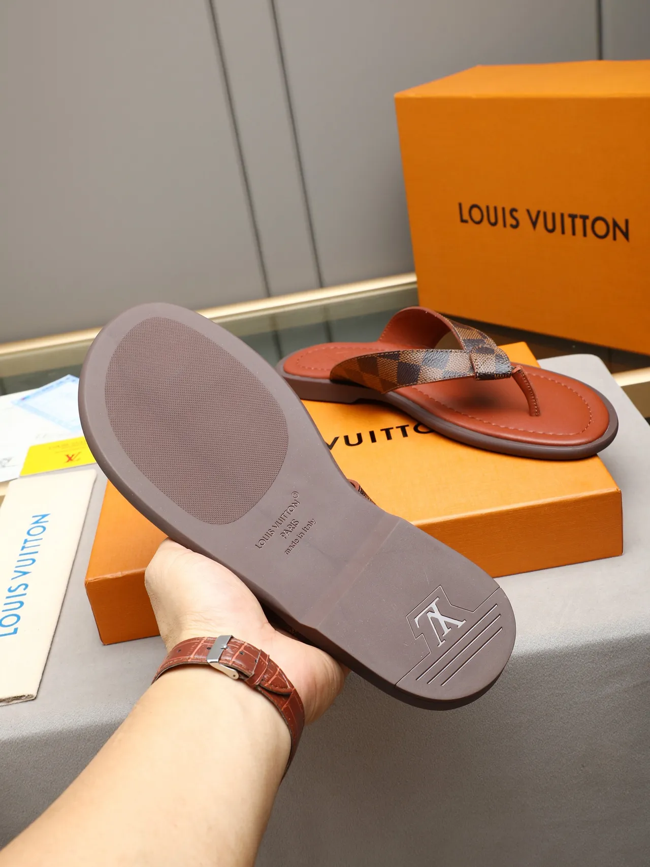 Louis Vuitton tongs en cuir 10