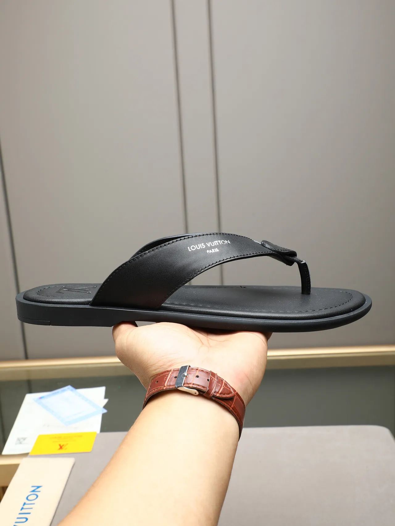Louis Vuitton tongs en cuir 12