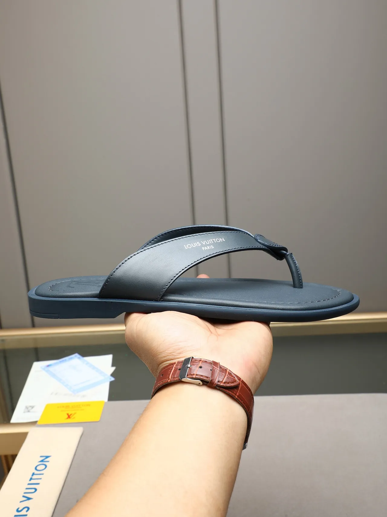 Louis Vuitton tongs en cuir 14