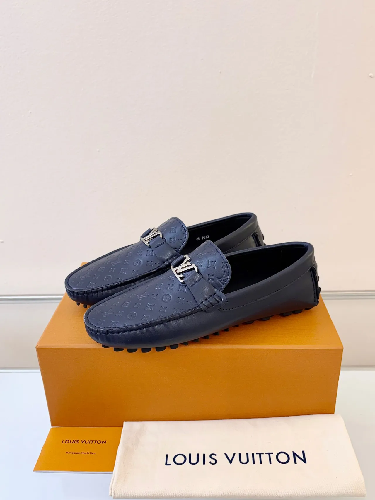 Louis Vuitton Loafer أزرق بحري أسود منقوش بمونوغرام جلد معدني LV مشبك سير Loafer 2
