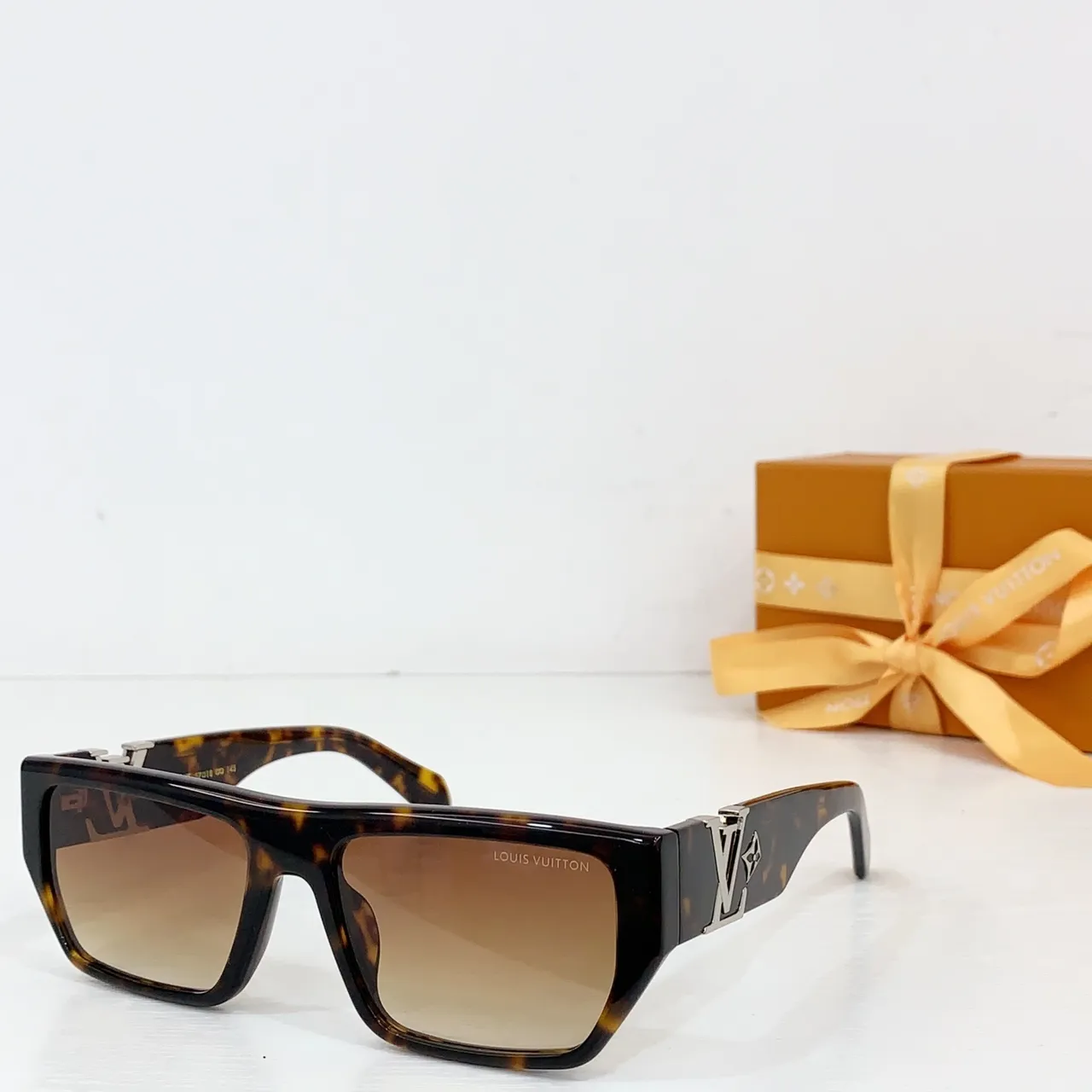 Louis Vuitton LV Flower Low Square Translucent Amber Sunglasses 8