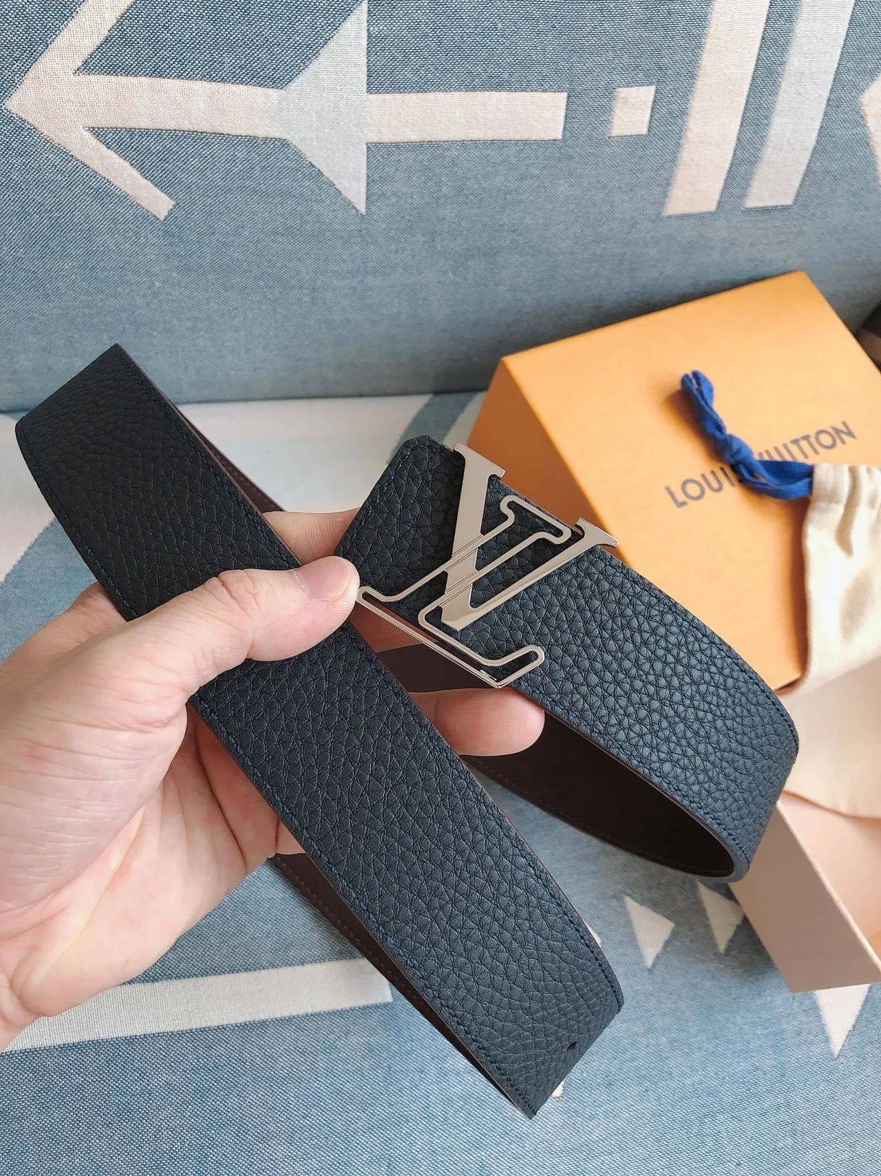 Louis Vuitton LV Initiales 蓝色压纹皮革腰带 2
