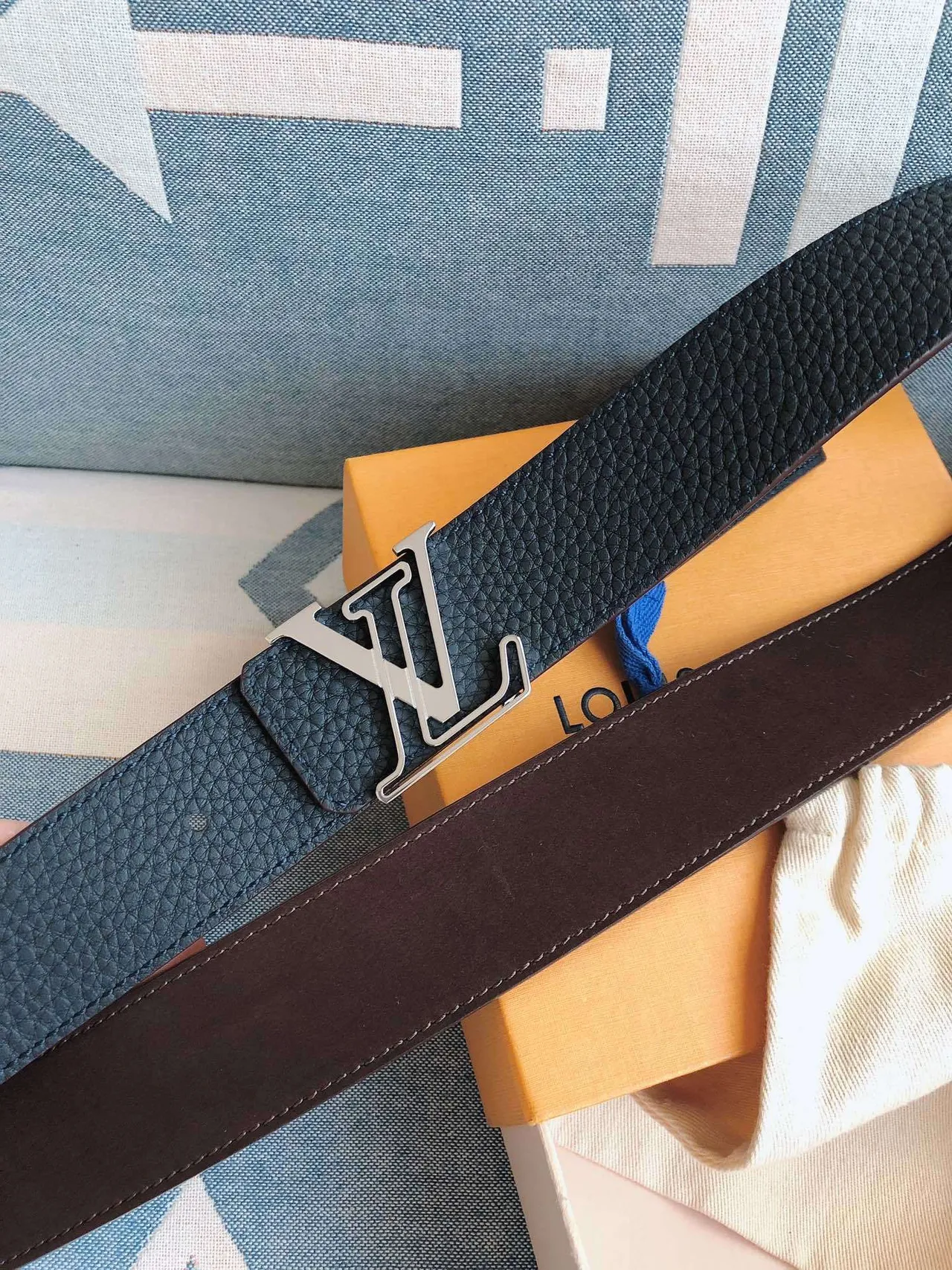 Louis Vuitton LV Initiales 蓝色压纹皮革腰带 3