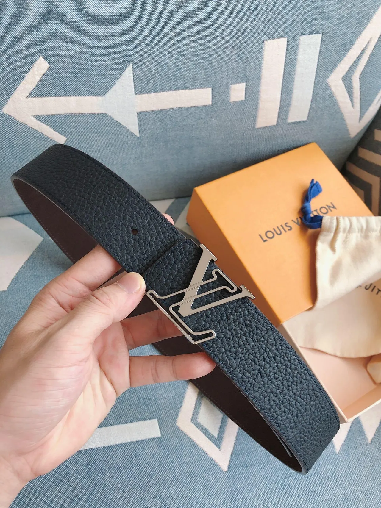 Louis Vuitton LV Initiales 蓝色压纹皮革腰带 4