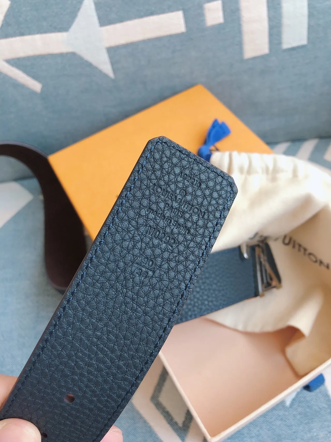 Louis Vuitton LV Initiales 蓝色压纹皮革腰带 5