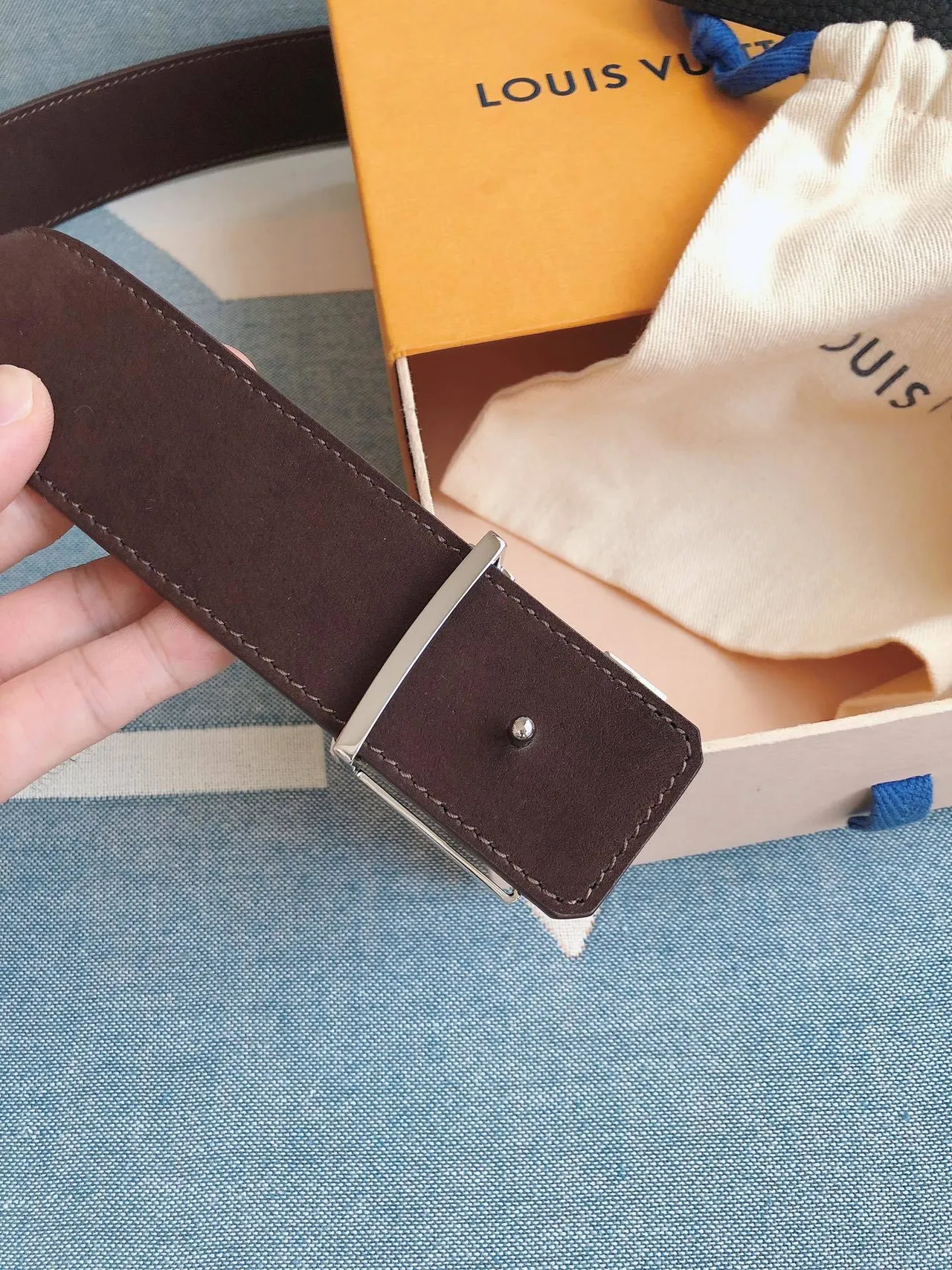 Louis Vuitton LV Initiales 蓝色压纹皮革腰带 6