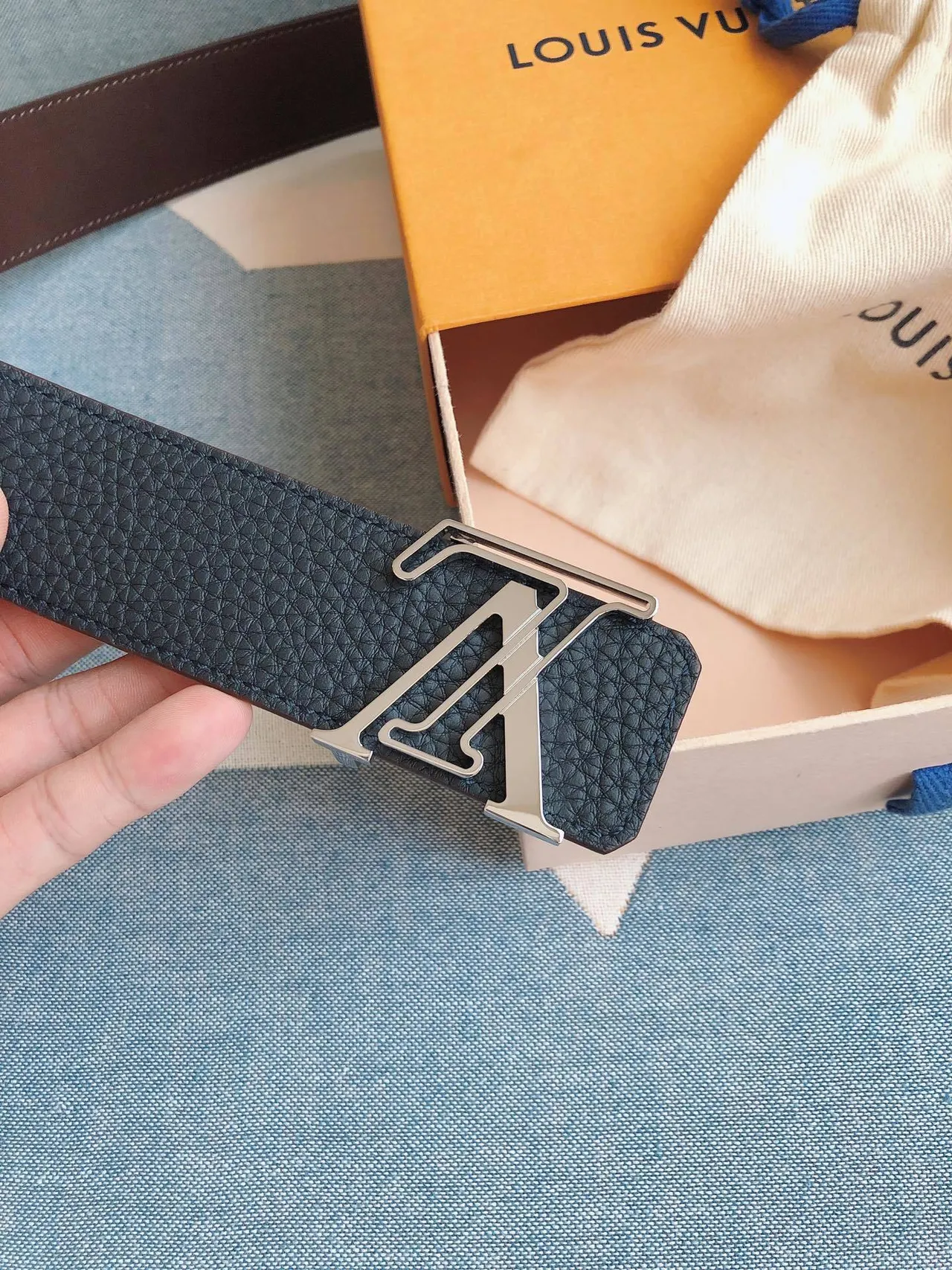 Louis Vuitton LV Initiales 蓝色压纹皮革腰带 7
