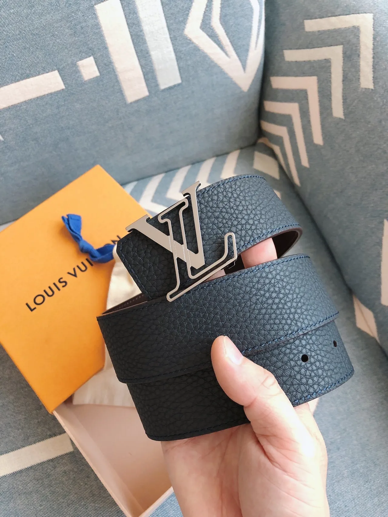 Louis Vuitton LV Initiales 蓝色压纹皮革腰带 8