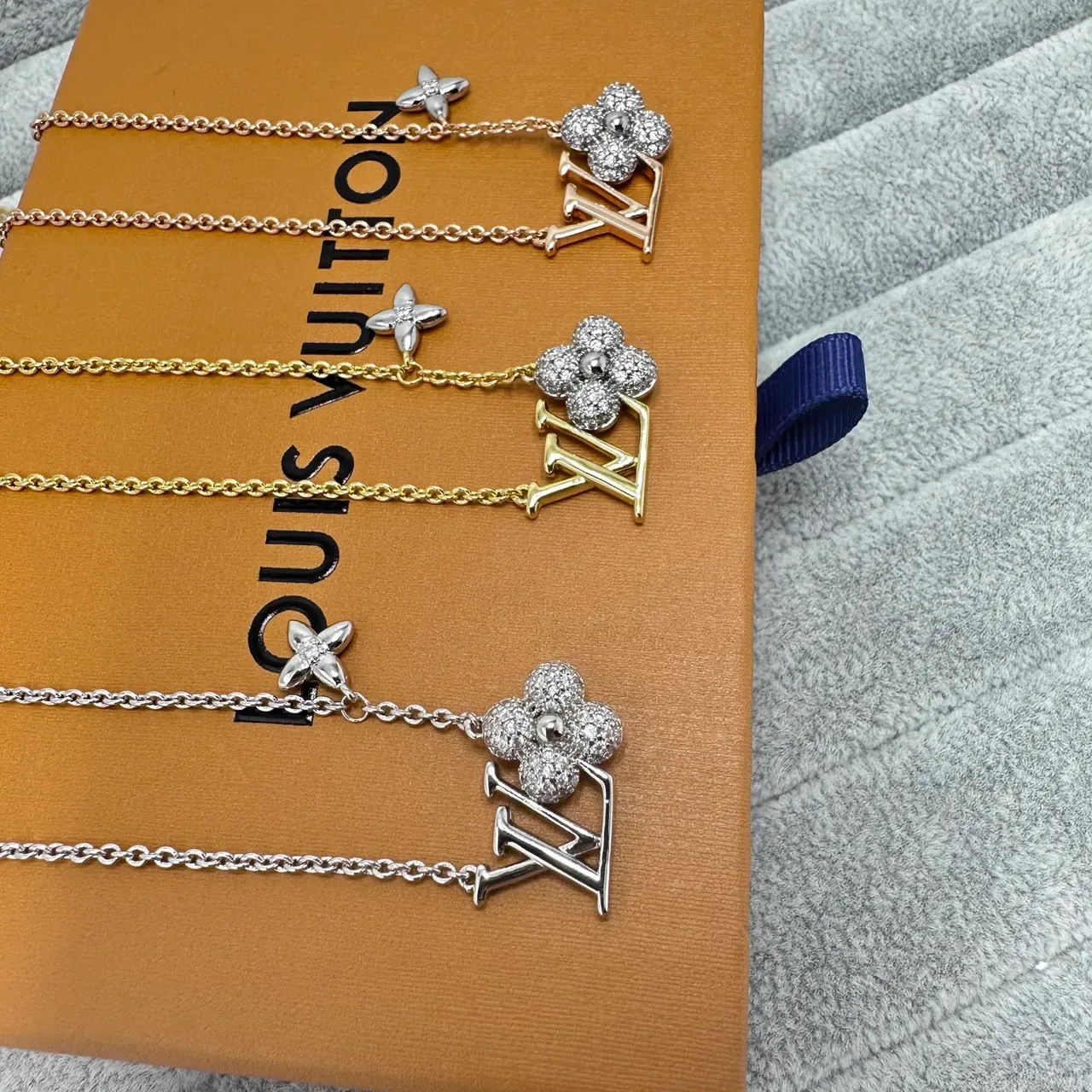 Colar Louis Vuitton LV Monograma Flor Pavé Cristal 4