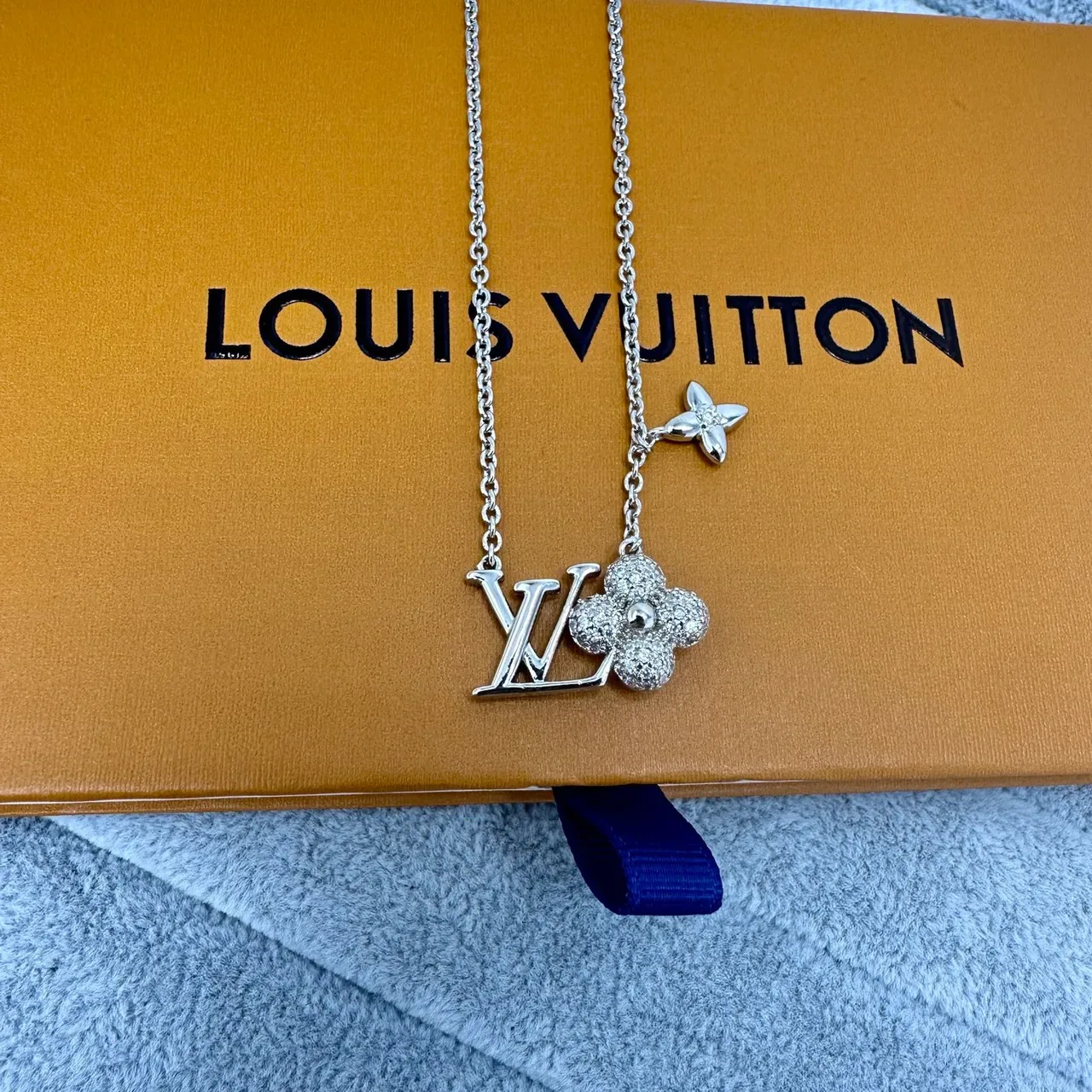 Colar Louis Vuitton LV Monograma Flor Pavé Cristal 5