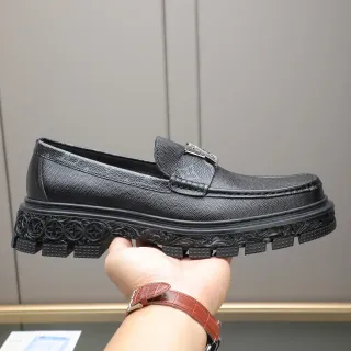 Louis Vuitton LV Trail Loafer Negro Cuero Pebbled Monogrammed Suela con Tacos Loafer