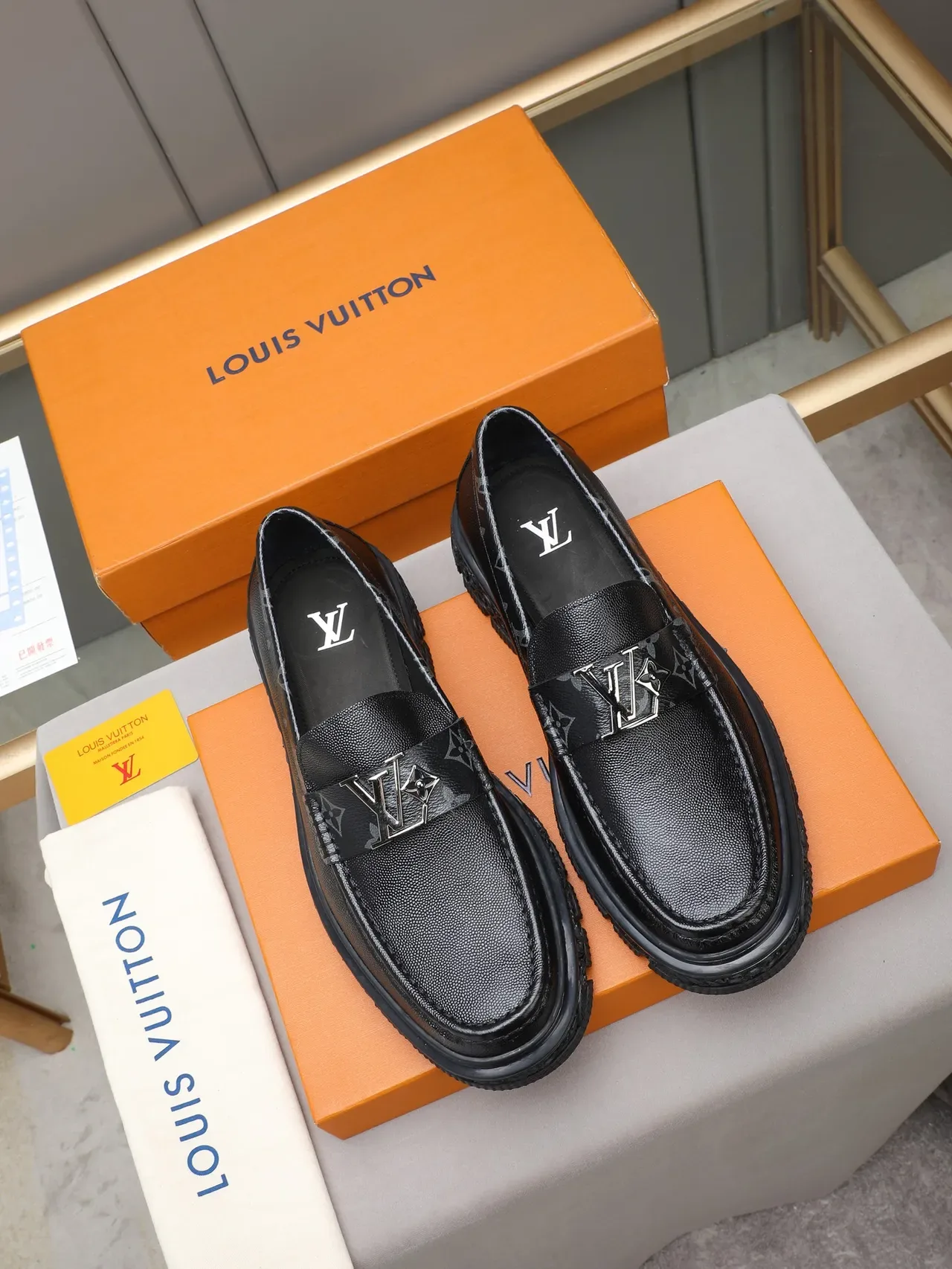 Louis Vuitton LV Trail Loafer Negro Cuero Pebbled Monogrammed Suela con Tacos Loafer 2