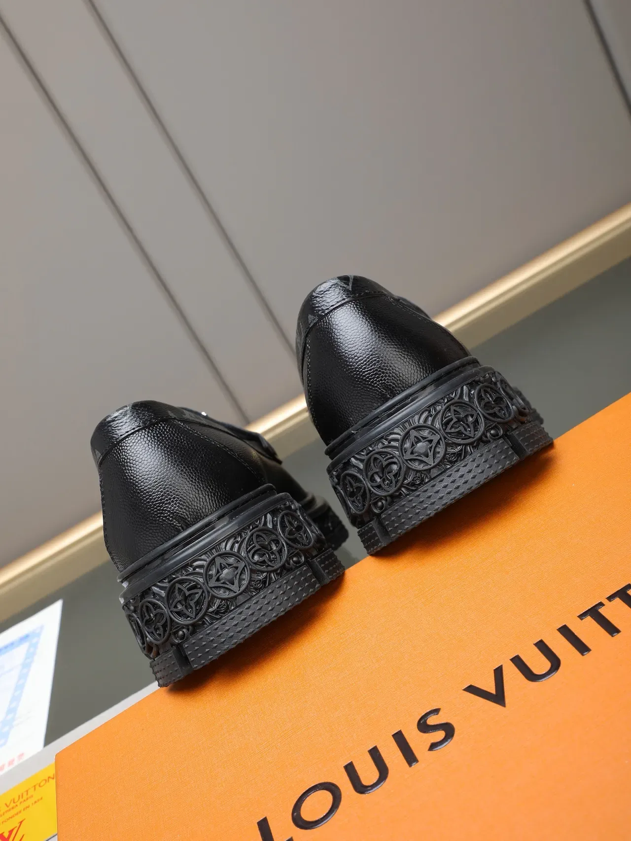 Louis Vuitton LV Trail Loafer Negro Cuero Pebbled Monogrammed Suela con Tacos Loafer 3