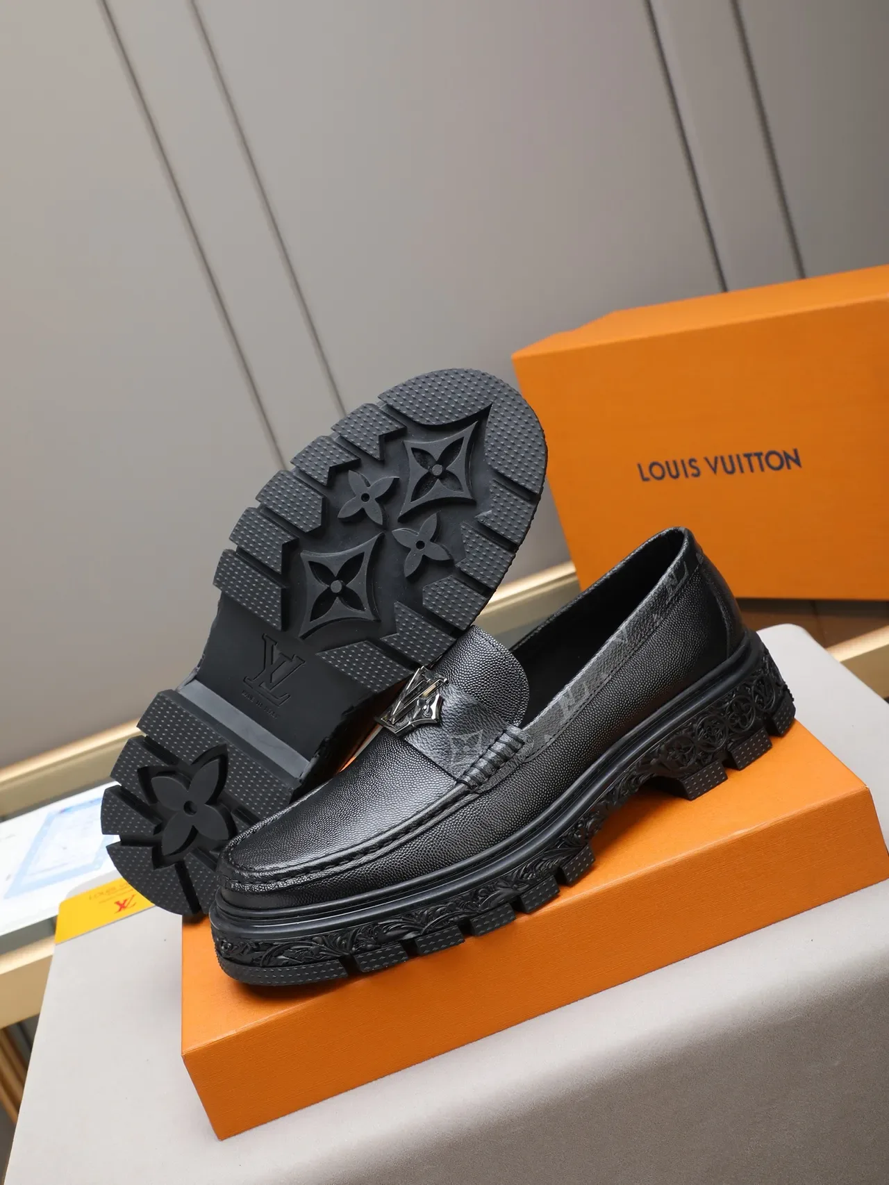 Louis Vuitton LV Trail Loafer Negro Cuero Pebbled Monogrammed Suela con Tacos Loafer 4