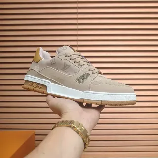 Louis Vuitton LV Trainer Beige con impresión de monograma dorado en la parte superior con media suela layered zapatillas lifestyle
