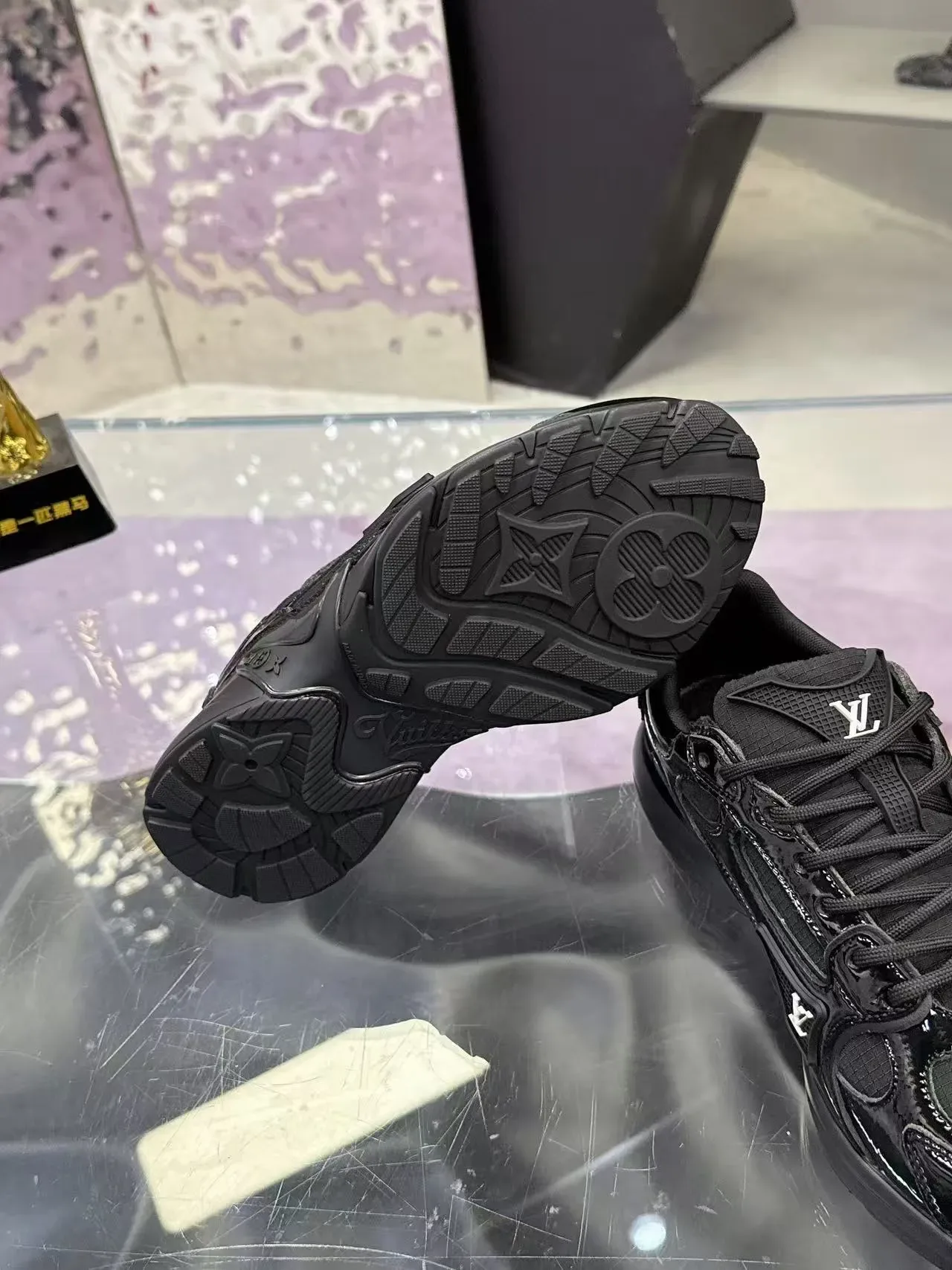 Louis Vuitton LV Trainer Zapatillas Negras Paneles de Cuero Patentado Glossy Malla Matte/TPU Overlays Chunky 2