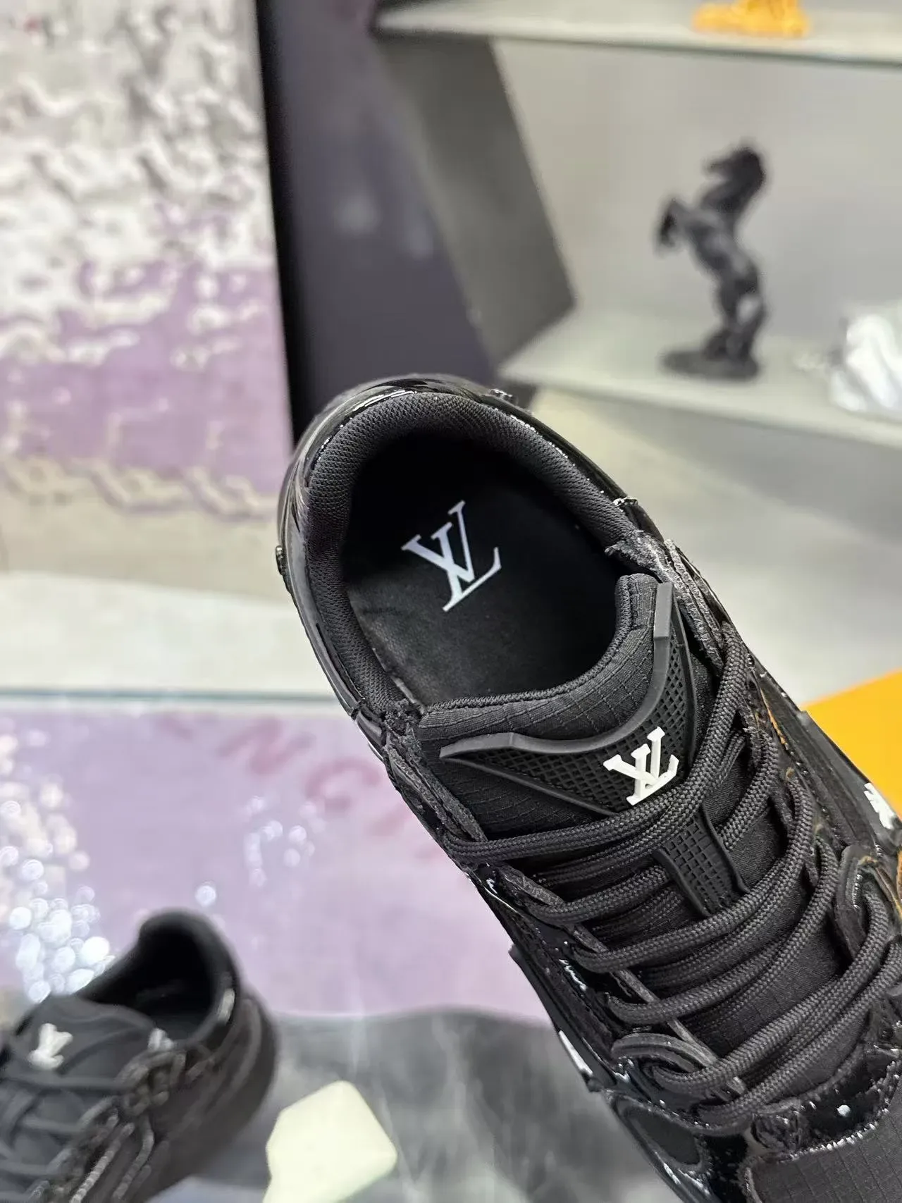 Louis Vuitton LV Trainer Zapatillas Negras Paneles de Cuero Patentado Glossy Malla Matte/TPU Overlays Chunky 3
