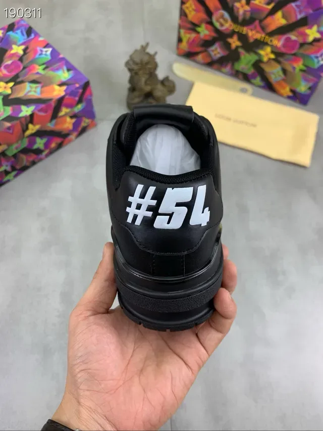 Louis Vuitton LV Trainer Preto Branco Monograma-Impresso Couro Perfurado Caixa de Dedo Estilo de Vida Sneakers 2
