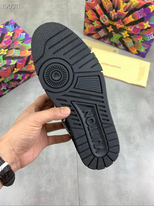 Louis Vuitton LV Trainer Preto Branco Monograma-Impresso Couro Perfurado Caixa de Dedo Estilo de Vida Sneakers 3