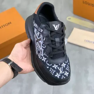 Louis Vuitton LV Trainer Negro y Blanco Monograma Lona Cuero Superposiciones Lifestyle Sneakers