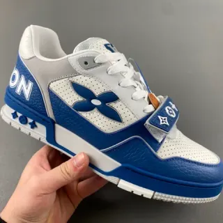 Louis Vuitton LV Trainer Zapatillas Lifestyle de Cuero Perforado Azul Blanco con Logo Monograma de Flor