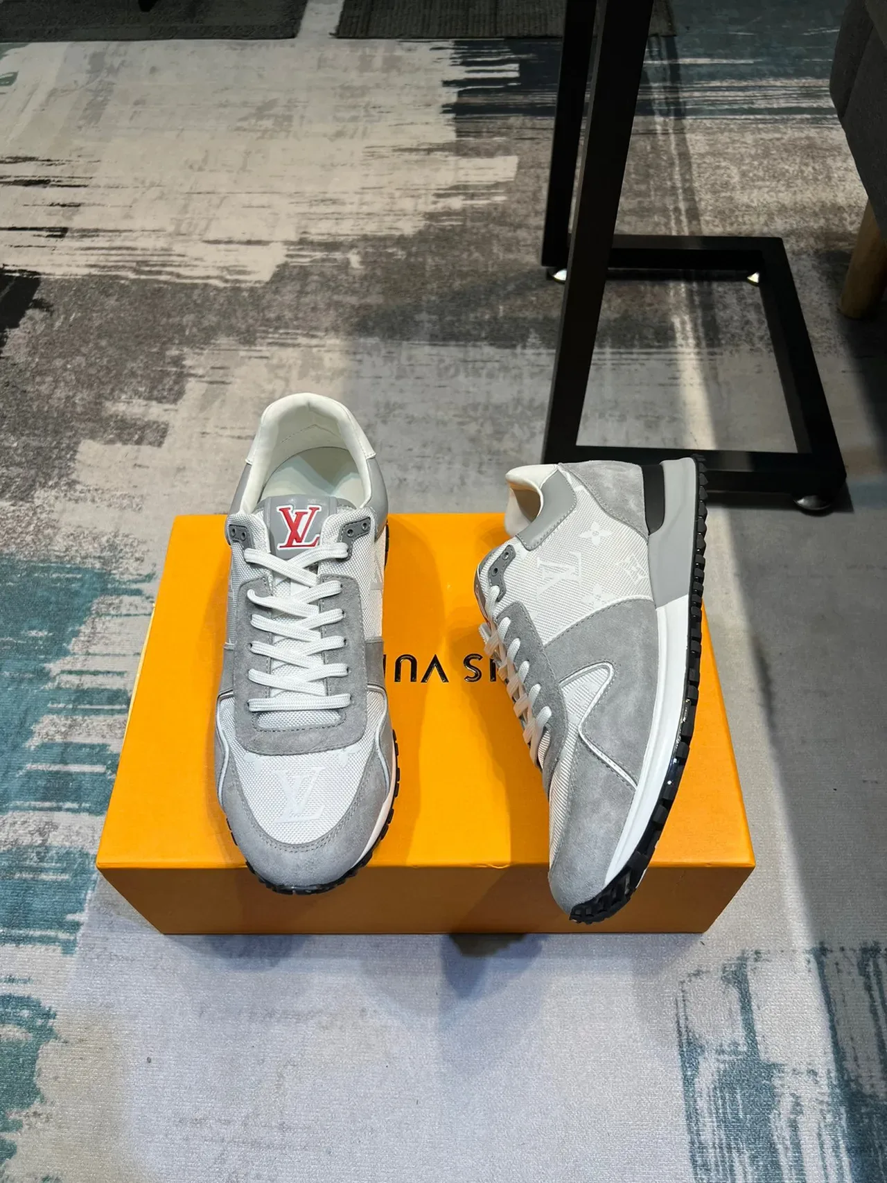 Louis Vuitton LV Trainer Cinza Branco Monogramado Textil Suede Sobreposições Sneakers Lifestyle 4