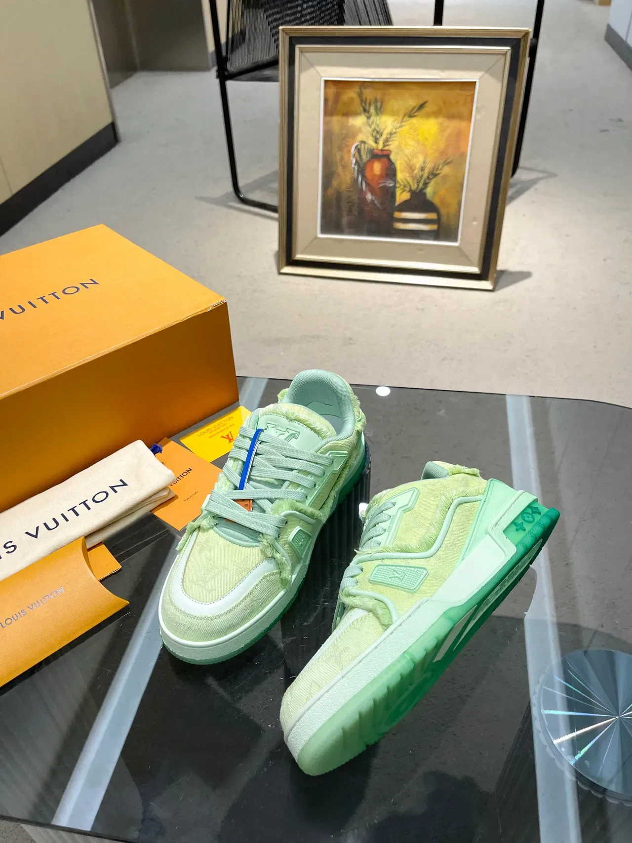 Louis Vuitton LV Trainer Verde Branco Monogramado Têxtil Detalhe de Borda Desfiada Sneakers Lifestyle 2