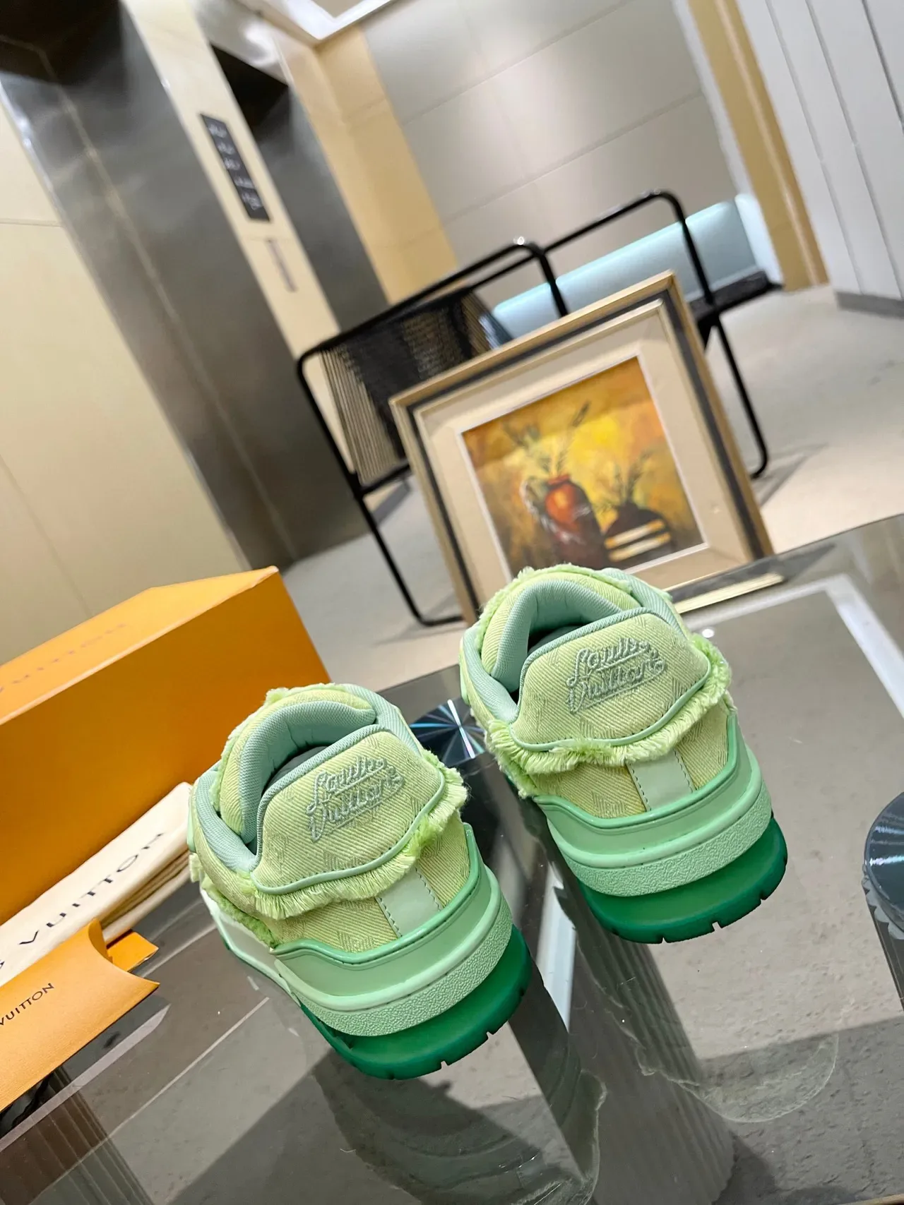 Louis Vuitton LV Trainer Verde Branco Monogramado Têxtil Detalhe de Borda Desfiada Sneakers Lifestyle 3
