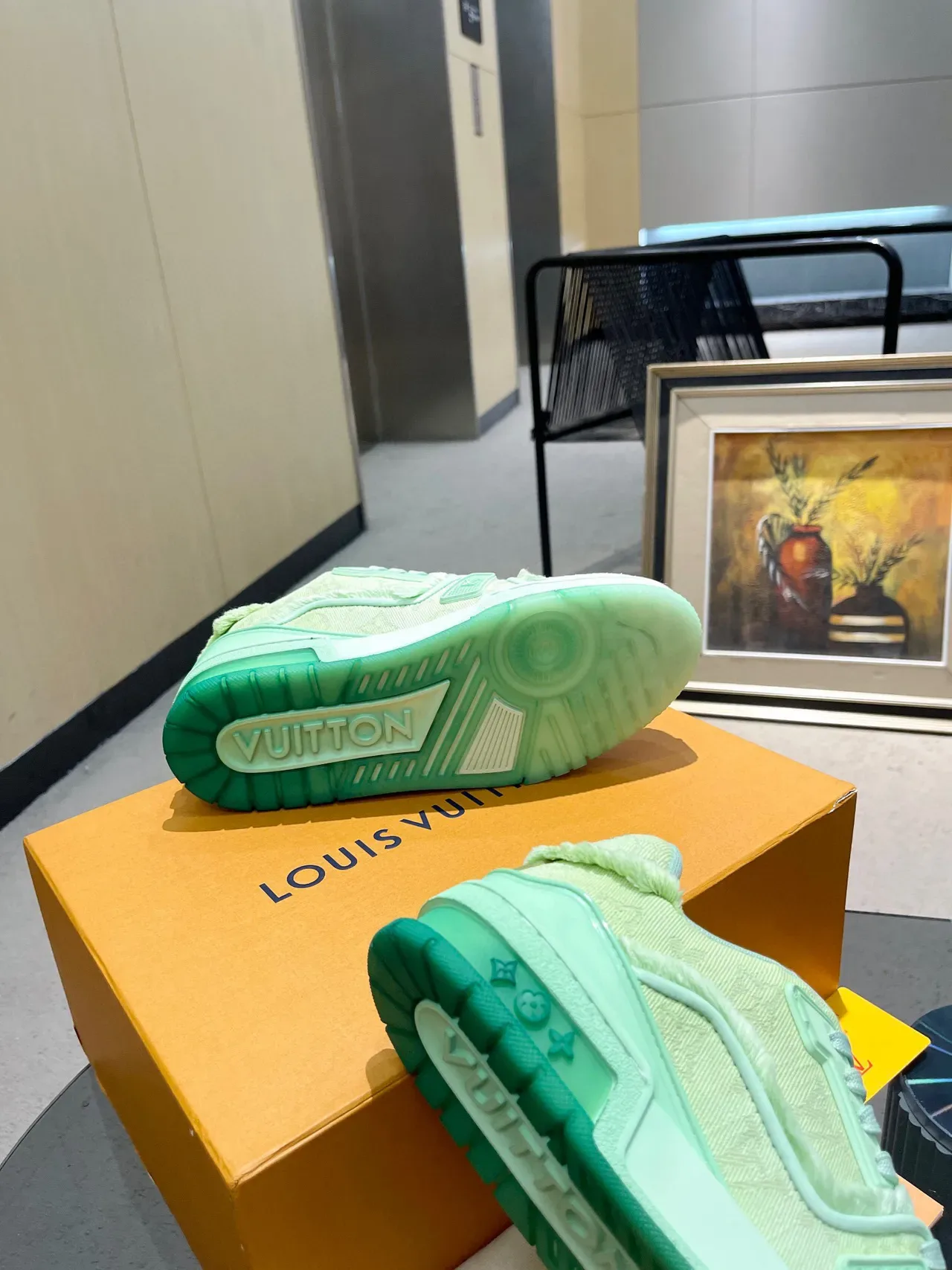 Louis Vuitton LV Trainer Verde Branco Monogramado Têxtil Detalhe de Borda Desfiada Sneakers Lifestyle 4